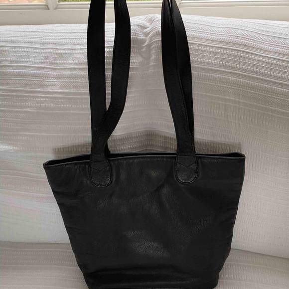 HCL Black Leather Shoulder Bag - Picture 2 of 3